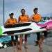 Las windsurfistas estadounidenses Aimee Spector (i), Cynthia Aguilar (c) y Karen Kim Figueroa (d), posan hoy en La Habana, poco antes de emprender una travesía sobre tabla desde la capital cubana hasta Cayo Hueso, Florida. Foto: Alejandro Ernesto / EFE.