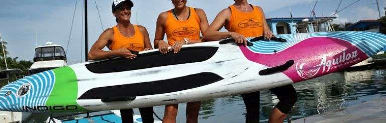 Las windsurfistas estadounidenses Aimee Spector (i), Cynthia Aguilar (c) y Karen Kim Figueroa (d), posan hoy en La Habana, poco antes de emprender una travesía sobre tabla desde la capital cubana hasta Cayo Hueso, Florida. Foto: Alejandro Ernesto / EFE.