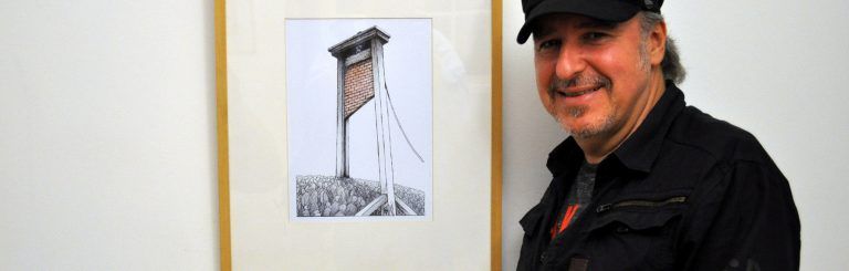 Ángel Boligán ante su obra premiada El muro de Trump, en la 19 edición del PortoCartoon World Festival. Foto: Francisco Puñal Suárez.