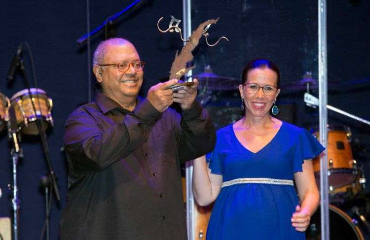 El cantautor cubano Pablo Milanés recibe el premio "La Mar de Músicas" de manos de la alcaldesa de Cartagena, Ana Belén Castejón, momentos antes del concierto ofrecido en el Auditorio del Batel de la localidad murciana. Foto: Marcial Guillén / EFE.