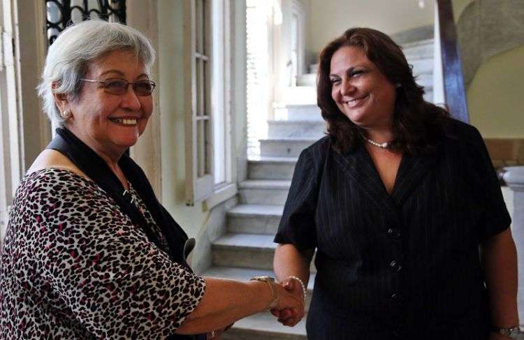 La experta de la ONU en Derechos Humanos y Solidaridad Internacional, Virginia Dandan (i) se reúne con la viceministra primera de Educación, Cira Piñeiro (d) hoy. Virginia Dandan inició una visita oficial a Cuba por invitación del Gobierno de la Isla. Foto: Alejandro Ernesto / EFE.