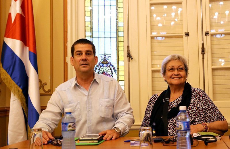 La experta de la ONU en Derechos Humanos y Solidaridad Internacional, Virginia Dandan (d) y el presidente de la Asociación Cubana de Naciones Unidas (ACNU), Fermín Quiñones (i), se reúnen hoy en La Habana. Foto: Alejandro Ernesto / EFE.