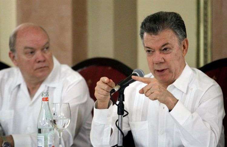 El presidente de Colombia, Juan Manuel Santos (d), junto a Rodrigo Malmierca, ministro cubano de Comercio e Inversión Extranjera, en el foro de negocios en el Hotel Nacional de Cuba. Foto: Ernesto Mastrascusa / EFE.