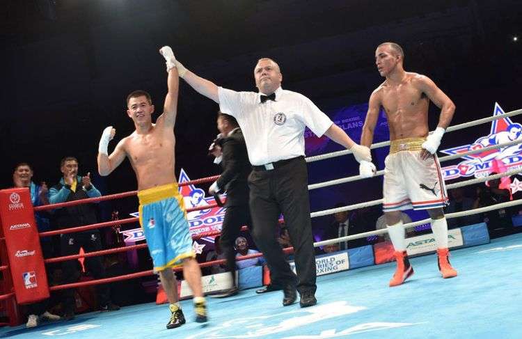 La victoria de Olzhas Bainiyazov sobre Frank Zaldívar le dio a los kazajos su tercer título en Series Mundiales. Foto: World Series Boxing.