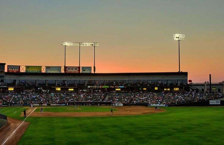 En Las Menores, el talento cubano se desarrolla como quizás no lo haya hecho nunca. Foto de sportsmadeinusa.com.