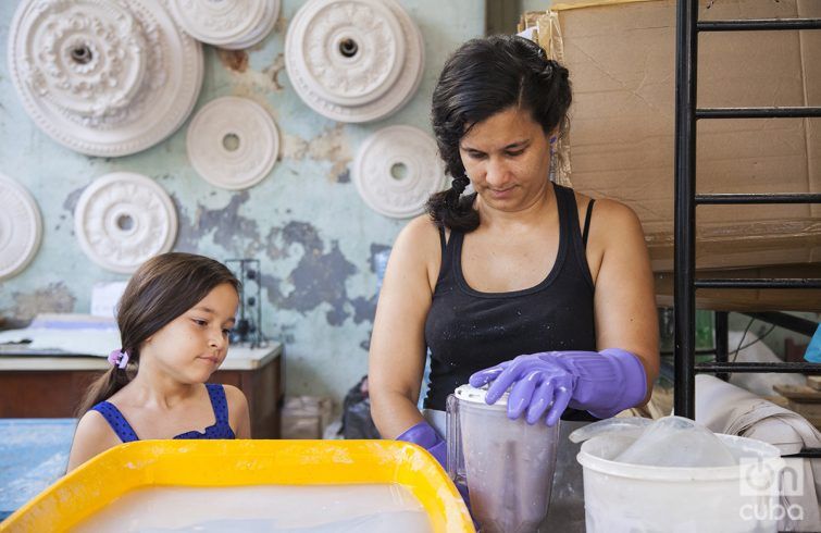 Yuyú and her daughter. Photo: Claudio Pelaez Sordo.