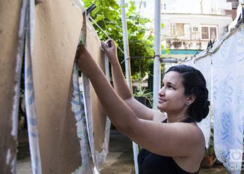 Yuyú es un emprendora cubano que fabrica papel. Foto: Claudio Peláez Sordo.