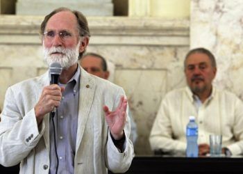 El Nobel de Química en 2003, Peter Courtland Agre, ofrece un discurso durante una ceremonia en la que se le otorgó la condición de Miembro Correspondiente de la Academia de Ciencias de Cuba. Foto: Ernesto Mastrascusa / EFE.