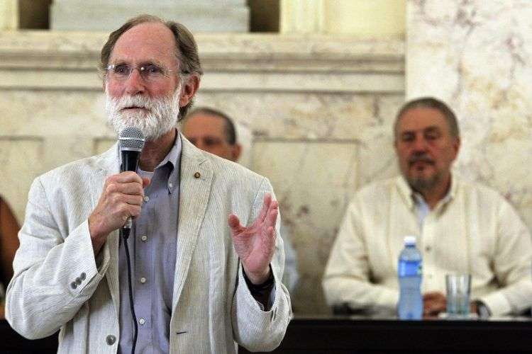 El Nobel de Química en 2003, Peter Courtland Agre, ofrece un discurso durante una ceremonia en la que se le otorgó la condición de Miembro Correspondiente de la Academia de Ciencias de Cuba. Foto: Ernesto Mastrascusa / EFE.