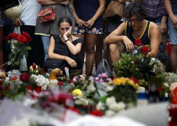 Ofrendas de flores y velas en Las Ramblas de Barcelona, para las víctimas del atentado terrorista. Foto: Alberto Estévez / EFE.