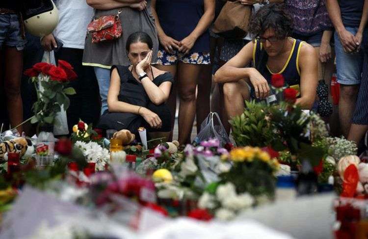 Ofrendas de flores y velas en Las Ramblas de Barcelona, para las víctimas del atentado terrorista. Foto: Alberto Estévez / EFE.