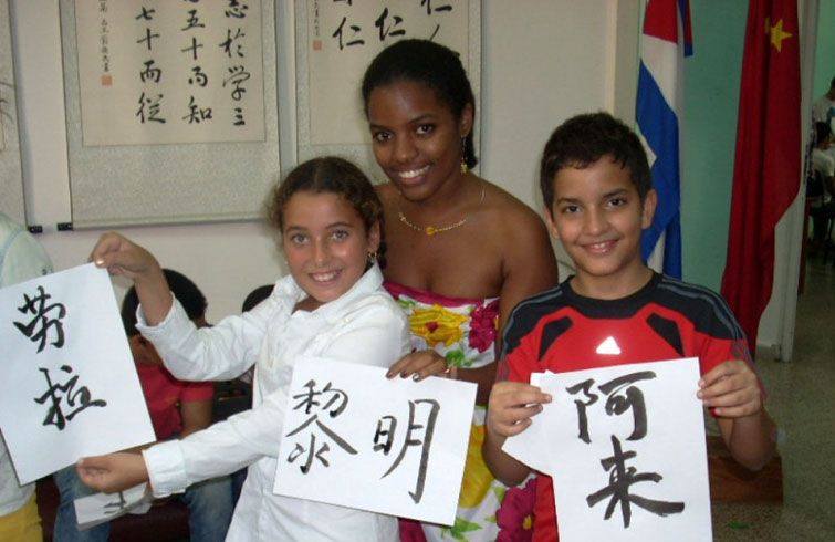 Patricia with two of her students in Havana’s Confucius Institute. Photo: Courtesy of Patricia Zulueta Bravo.