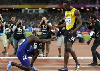 La ya histórica reverencia de Justin Gatlin a Usain Bolt. Foto: Phil Noble / Reuters