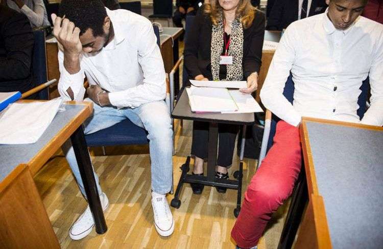 Luis Tomás Sosa (izquierda) junto a Rolando Cepeda, durante el juicio en su contra en Finlandia en 2016. Foto: Silja Viitala / Aamulehden arkisto.