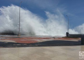Las olas de Irma en el malecón habanero. Foto: Eduardo González Martínez.