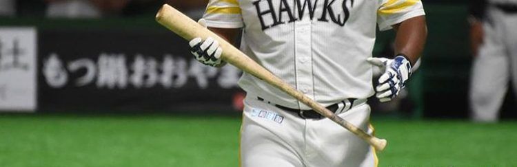 El pelotero cubano Alfredo Despaigne, con el uniforme de los Halcones de SoftBank. Foto: CNC TV Granma / Archivo.