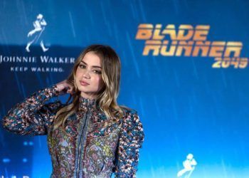 Ana de Armas durante la presentación en Madrid de "Blade Runner 2049", secuela de la obra maestra de Ridley Scott que transcurre 30 años después de la original y en la que Harrison Ford vuelve a ponerse en la piel del cazador de replicantes Rick Deckard. Foto: Emilio Naranjo / EFE.