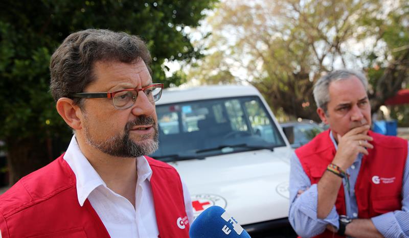 El embajador de España en Cuba, Juan José Buitrago (i), habla con Efe antes de una reunión con el secretario general de la Cruz Roja cubana, Luis Foyo, hoy lunes 18 de septiembre de 2017, en La Habana (Cuba). España entregó hoy a la Cruz Roja cubana una donación económica para contribuir a la recuperación de Cuba tras el devastador paso del huracán Irma. EFE/Alejandro Ernesto