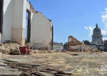 Techo del edificio en pésimas condiciones constructivas donde ocurrió el derrumbe de la calle Galiano. Foto: Otmaro Rodríguez.