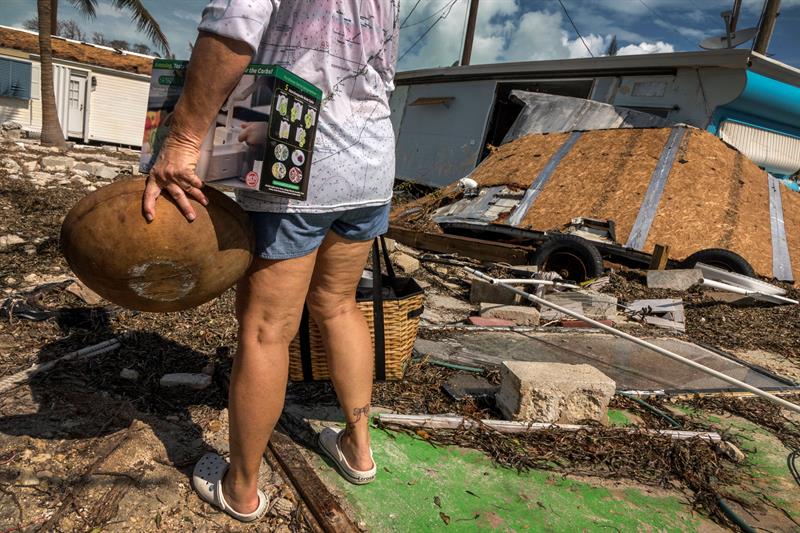 Un residente recolecta los restos útiles tras el paso del huracán Irma. Imagen del miércoles 13 de septiembre de 2017, en Marathon, los Cayos de Florida. Foto: Cristóbal Herrera / EFE.