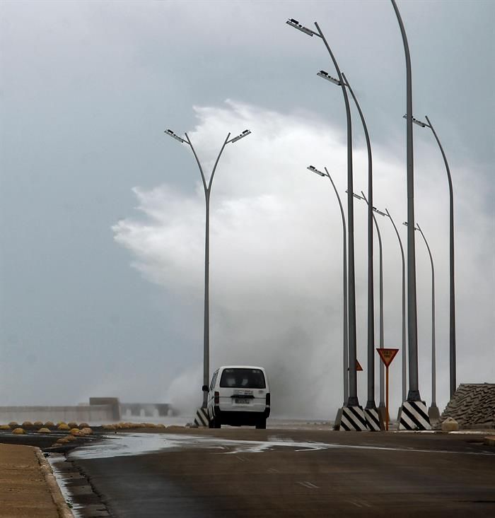 Fuerte oleaje golpea el malecón. Foto: Ernesto Mastrascusa /EFE.