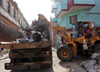 Obreros remueven con maquinaria pesada los escombros generados por el paso del huracán Irma. Imagen del martes 12 de septiembre de 2017, en La Habana. Foto: Alejandro Ernesto / EFE.