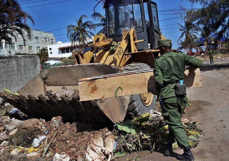 Obreros y militares trabajan en la rehabilitación de las zonas afectadas por el paso del huracán Irma, hoy miércoles, 13 de septiembre, en la Habana. Foto: Alejandro Ernesto / EFE.