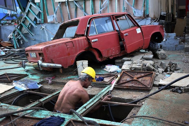 Obreros trabajan en la rehabilitación de las redes telefónicas en las zonas afectadas por el paso del huracán Irma, hoy miércoles, 13 de septiembre, en la Habana. Unas 4.288 viviendas resultaron dañadas durante el paso del poderoso huracán Irma por La Habana, donde ocurrieron 157 derrumbes totales y 986 parciales, según reportes oficiales preliminares publicados hoy. Foto: Alejandro Ernesto / EFE.