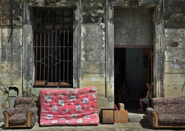 Muebles al sol tras el paso del huracán Irma, hoy miércoles, 13 de septiembre, en la Habana. Foto: Alejandro Ernesto / EFE.