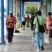 En provincias más alejadas aún de Irma, como Villa Clara, comenzaron labores de limpieza y las personas toman medidas y se apertrechan de alimentos. Foto: Iris C. Mujica.