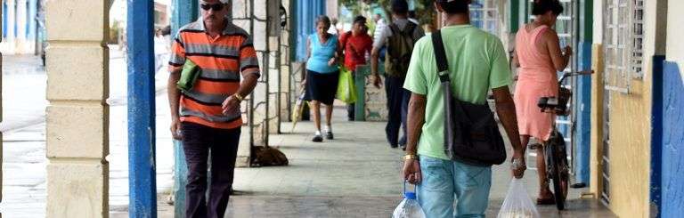 En provincias más alejadas aún de Irma, como Villa Clara, comenzaron labores de limpieza y las personas toman medidas y se apertrechan de alimentos. Foto: Iris C. Mujica.