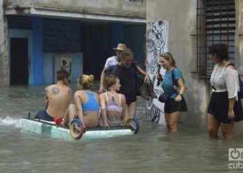 Turistas en medio de las inundaciones provocadas por el huracán Irma en La Habana. Foto: Otmaro Rodriguez