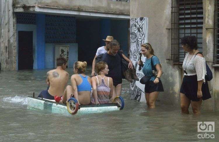 Turistas en medio de las inundaciones provocadas por el huracán Irma en La Habana. Foto: Otmaro Rodriguez