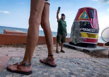 Un residente de Key West toma un selfie frente a la boya que marca el punto más austral de los EE.UU. después de que el huracán Irma golpeó los Cayos de Florida. Foto: Cristóbal Herrera / EFE.