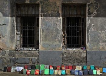 Libros al sol después de Irma. Foto: Alejandro Ernesto / EFE.