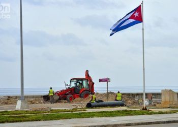 El malecón de La Habana se recupera luego del impacto del huracán Irma. Foto: Otmaro Rodríguez.