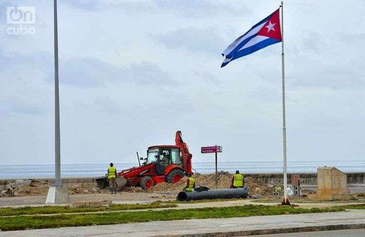 El malecón de La Habana se recupera luego del impacto del huracán Irma. Foto: Otmaro Rodríguez.