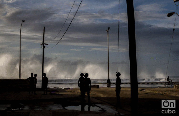 Oleaje en Paseo y Malecón, cuando todavía estaba bajo efectos del huracán Irma. Foto: Buen Ayre Visual.