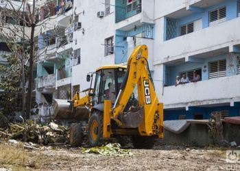 Trabajos de recuperación en el Vedado, La Habana. Foto: Claudio Pelaez Sordo.