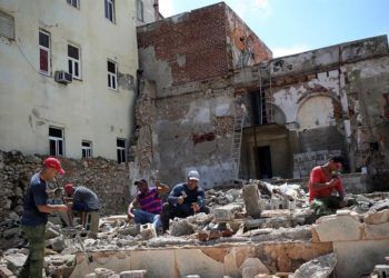 Obreros y militares trabajan en la rehabilitación de las zonas afectadas por Irma, el miércoles 13 de septiembre, en La Habana. Unas 4.288 viviendas resultaron dañadas en capital cubana, donde ocurrieron 157 derrumbes totales y 986 parciales, según reportes oficiales preliminares. Foto: Alejandro Ernesto / EFE.