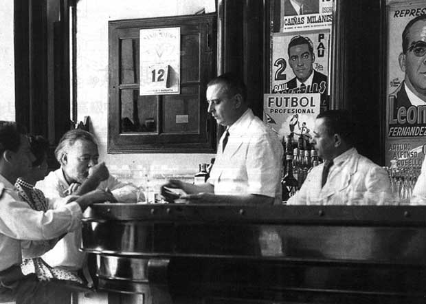 Hemingway at the bar. Photo: El Floridita Archives.