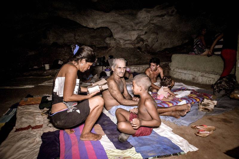 Evacuees in a cave in Holguín. Photo: Juan Pablo Carreras.