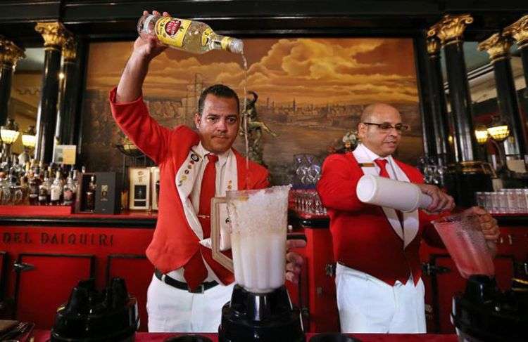 Los bartenders del Floridita en acción. Foto: Alejandro Ernesto / EFE.