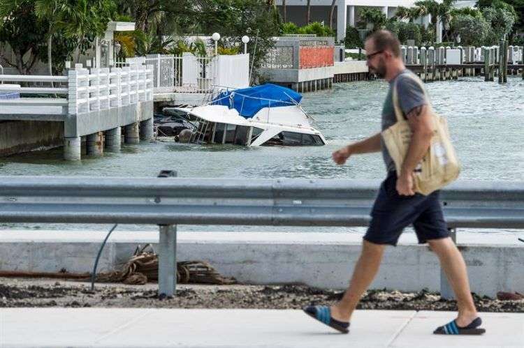 Un barco fue arrastrado por Irma hasta la orilla en Venetian Island este lunes en Miami Beach, Florida (EE.UU.) Foto: Giorgio Viera / EFE.