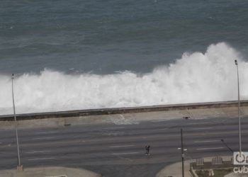 Todavía este martes el mar mostraba su furia en el malecón habanero. Foto: Claudio Pelaez Sordo.