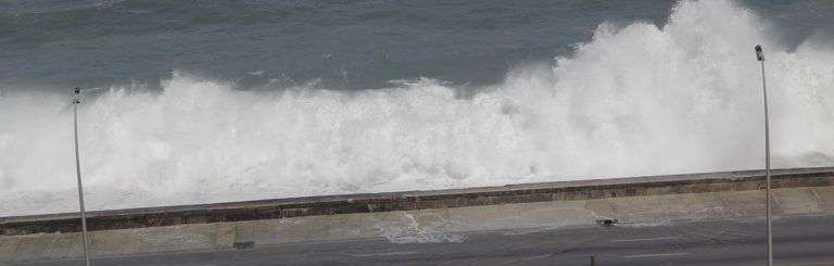 Todavía este martes el mar mostraba su furia en el malecón habanero. Foto: Claudio Pelaez Sordo.