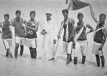 Tripulación ganadora de la primera regata de remos efectuada en Varadero: Alejandro Neyra Gou, Ismael Veulens, Humberto de Cárdenas, Julio Castro, Maximiliano Smith, Octavio Verdejar y Leonardo Sórzano Jorrín, como timonel. Foto: Archivo de la revista Bohemia.