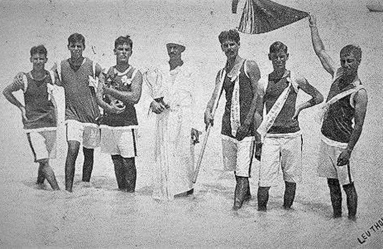 Tripulación ganadora de la primera regata de remos efectuada en Varadero: Alejandro Neyra Gou, Ismael Veulens, Humberto de Cárdenas, Julio Castro, Maximiliano Smith, Octavio Verdejar y Leonardo Sórzano Jorrín, como timonel. Foto: Archivo de la revista Bohemia.