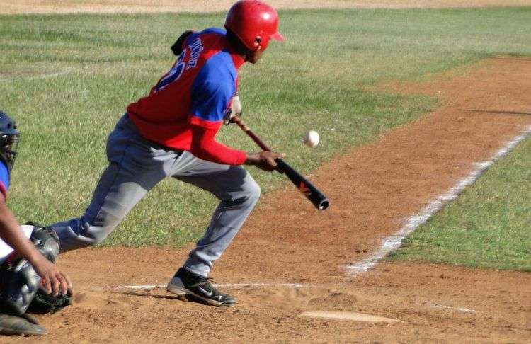 Cada vez se usa menos el toque de bola en MLB, pero en Cuba se recurre demasiado a esta jugada. Foto: Zona de Strike.