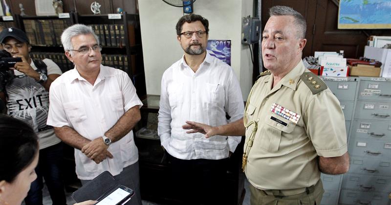 El embajador de España en Cuba, Juan José Buitrago (c), el director del Instituto de Historia de Cuba, Rene González Barrios (i), y el agregado de Defensa de España en Cuba, Salvador Cuenca Ordiñana (d), en el acto de donación del Instituto de Historia y Cultura Militar del Ejército de España (IHCM). Foto: Ernesto Mastrascusa / EFE.